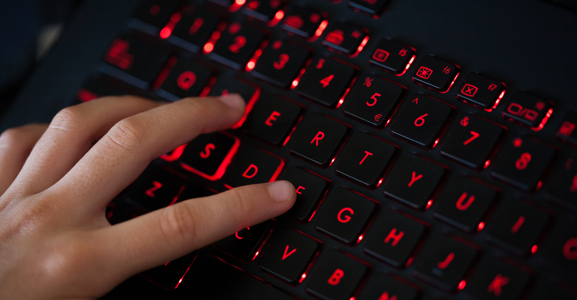 Eine Gaming-Tastatur mit roter Beleuchtung